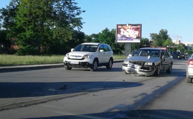 Две коли се помляха на Пещерско шосе (СНИМКИ)