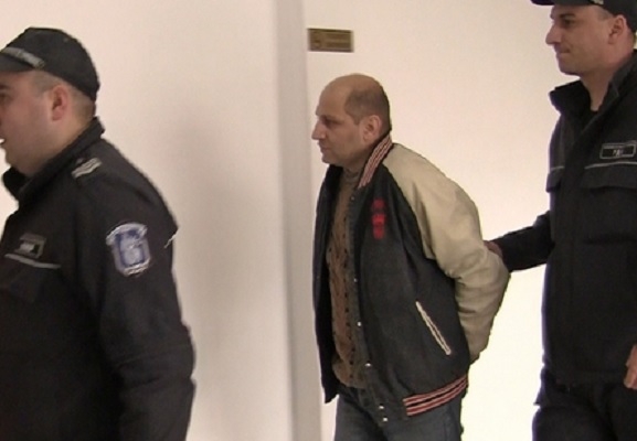 Полицаи задържаха бруталния рецидивист Доктора, този път се правел на данъчен 