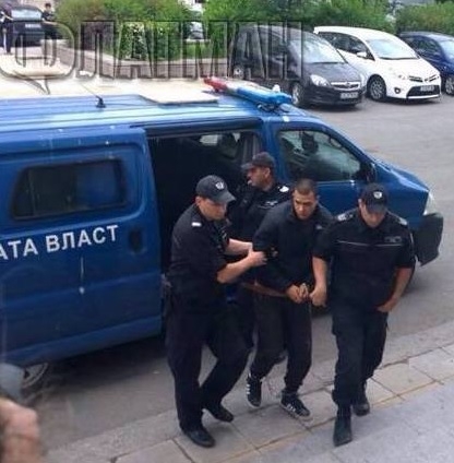 Бруталният Живко влезе в съда, обграден от полицаи, бранят го от граждански патрули