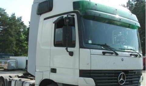 Румънски ТИР помля стълб, ограда на къща и два автомобила