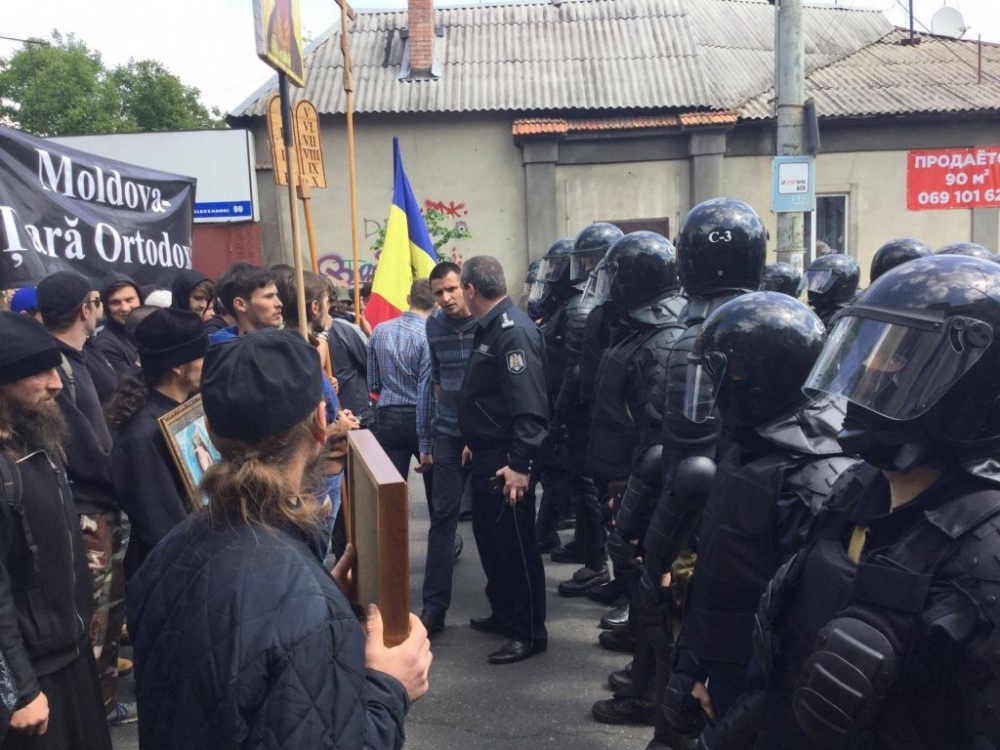 Православни спряха и провалиха шествие на гейове и лесбийки с песнопения и хоругви в Кишинев (СНИМКИ/ВИДЕО)