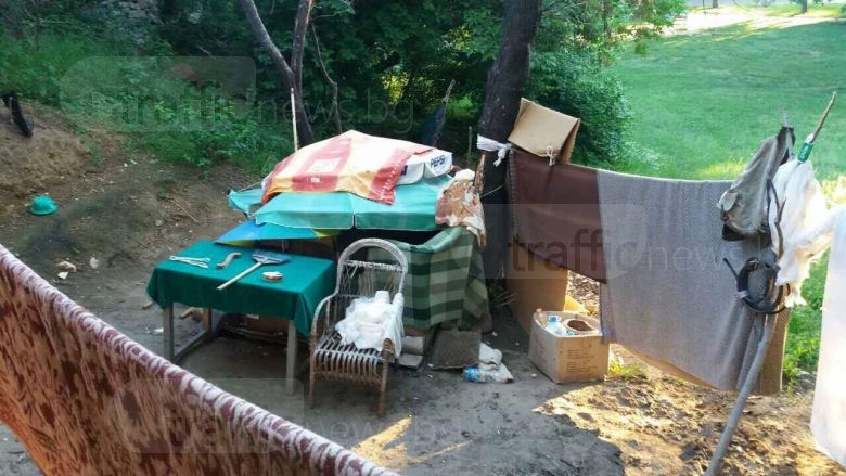 Бивш полицай си направи нов бивак в парка под Бунарджика (СНИМКИ)