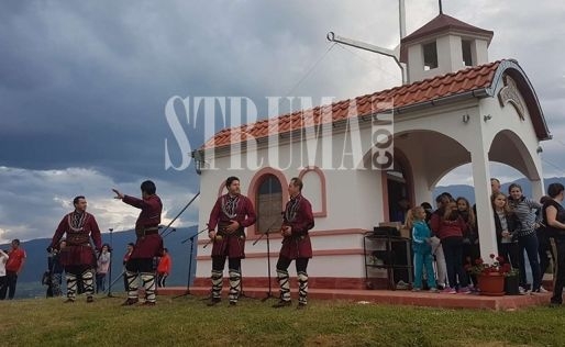 Нестинари и гайди развълнуваха стотици, събрали се на параклис над петричко село (СНИМКИ/ВИДЕО)