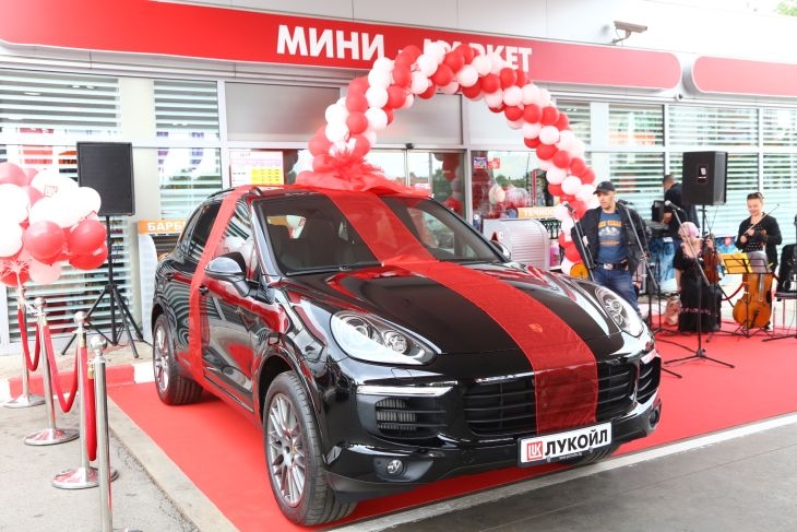 „ЛУКОЙЛ“ със страхотна награда! Валентин Златев подари уникално PORSCHE Cayenne на красива дама (СНИМКИ/ВИДЕО)