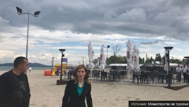 Ангелкова не си поплюва! Изненадващо цъфна на Бургаски плаж и нареди веднага да…