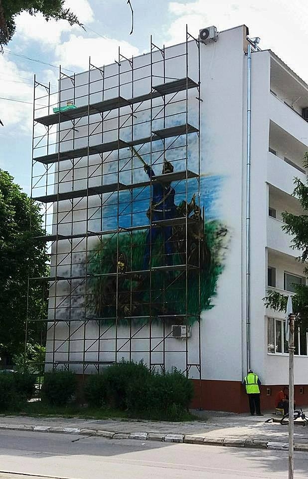 Красота от Враца! Саниран блок с най-хубавата украса преди празника (СНИМКИ)
