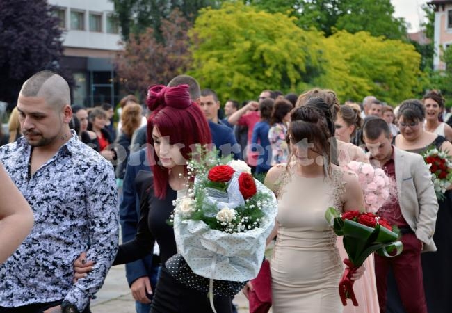 Врачани гледат и не вярват на очите си: Това Холивуд ли е или абитуриентите дефилират! (СНИМКИ/ВИДЕО)