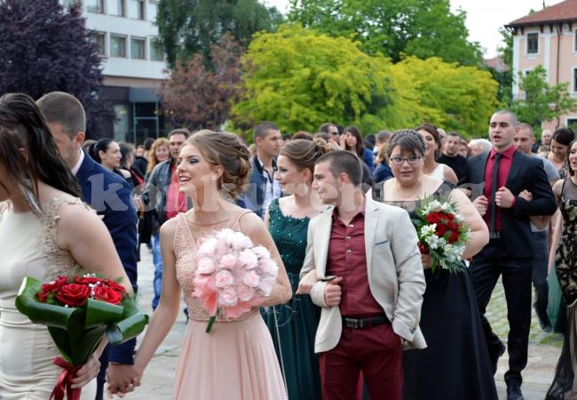 Врачани гледат и не вярват на очите си: Това Холивуд ли е или абитуриентите дефилират! (СНИМКИ/ВИДЕО)