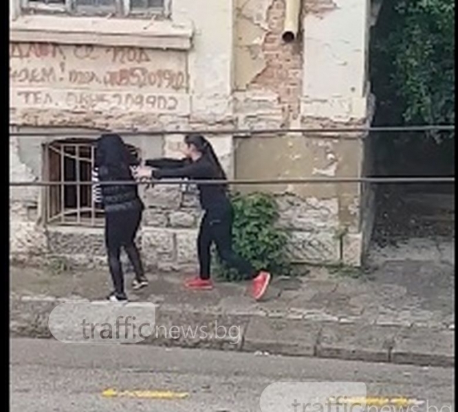Това ВИДЕО ще ви потресе! Дъщеря псува и пребива майка си на оживена улица в Плевен (ШОКИРАЩИ КАДРИ)