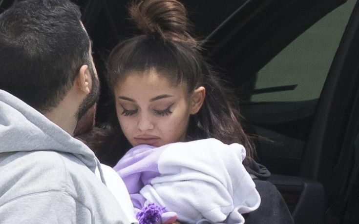 Какво се случва с Ариана Гранде? Феновете й са в паника от вида й СНИМКИ 