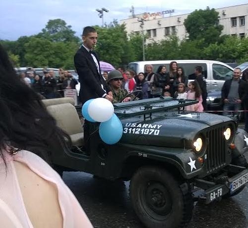 Абитуриентът Наско събра очите на пловдивчани с возилото си (СНИМКА)