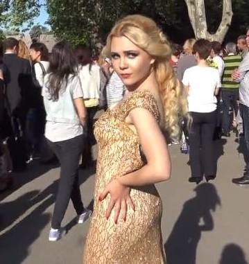 Вижте най-бляскавата абитуриентка за 2017 година – Константина Бухлева, цялата в злато и искрящи диаманти (ВИДЕО)