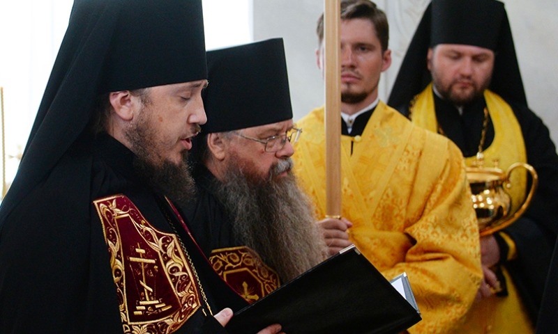 Руските попове бият нашите по лукс: Епископ кара джип за 100 000 евро