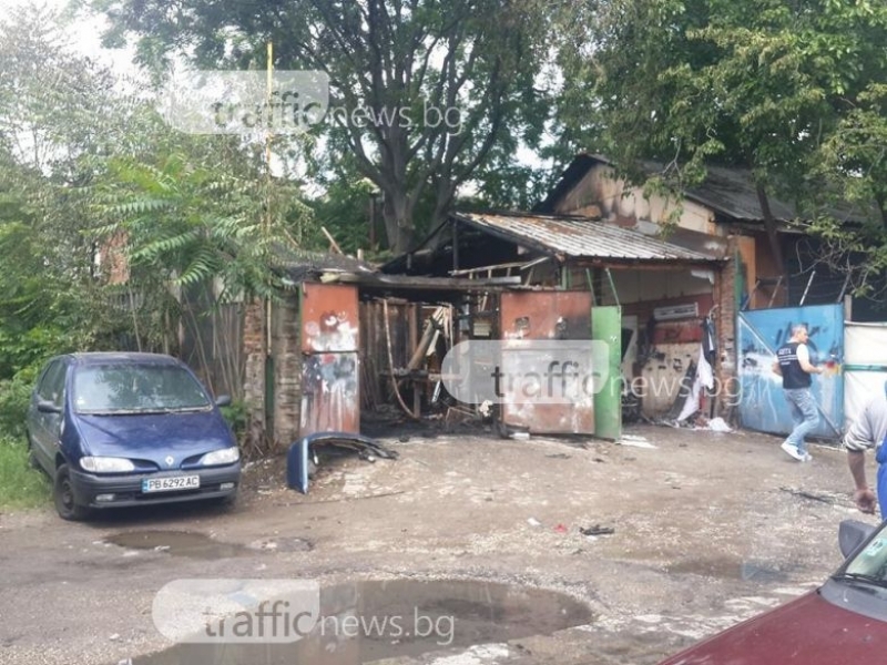 Пожар в Пловдив, сервиз избухна в пламъци, докато автомонтьор поправя автомобил 