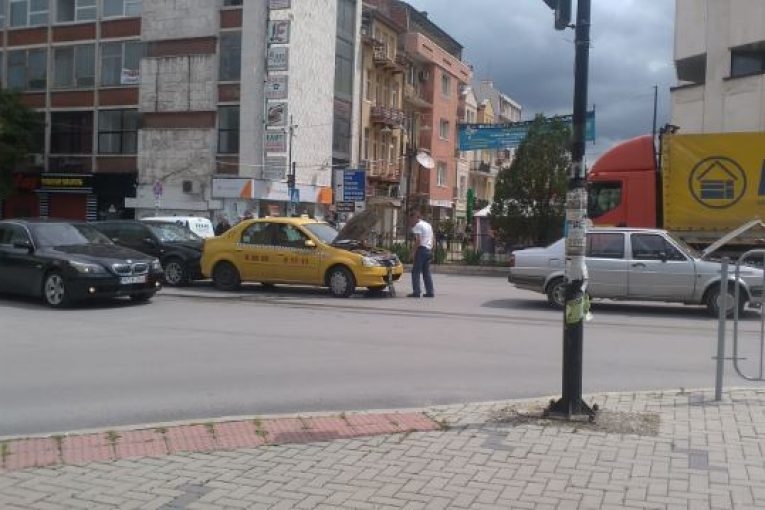 Гръм порази светофарна уредба в Дупница, три коли се нанизаха на кръстовище