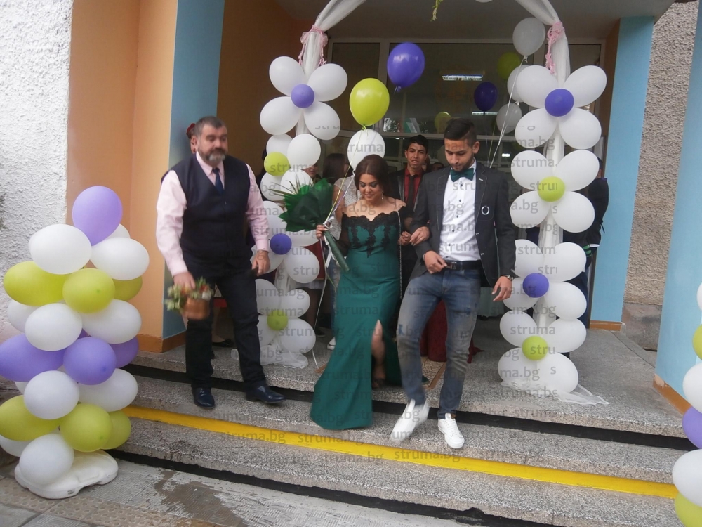 Еднометрова торта засенчи абитуриентите в Гоце Делчев (СНИМКИ)
