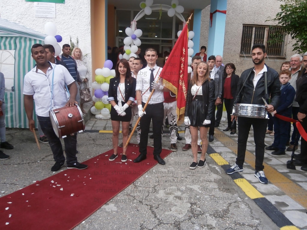 Еднометрова торта засенчи абитуриентите в Гоце Делчев (СНИМКИ)