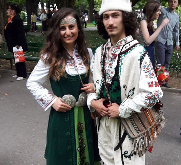 Математик си извеза народна носия за бала (СНИМКА)
