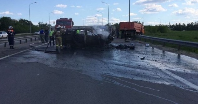 Лъскав Хамър се заби в Камаз, направо се размаза (ВИДЕО)