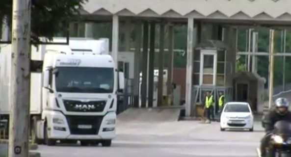 Около 200 недоволни превозвачи блокират границата с Гърция 