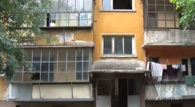 Бутат два блока в центъра на Гълъбово (ВИДЕО)