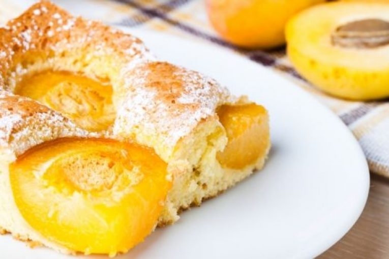 Лесен за приготвяне и неповторимо вкусен сладкиш с кайсии