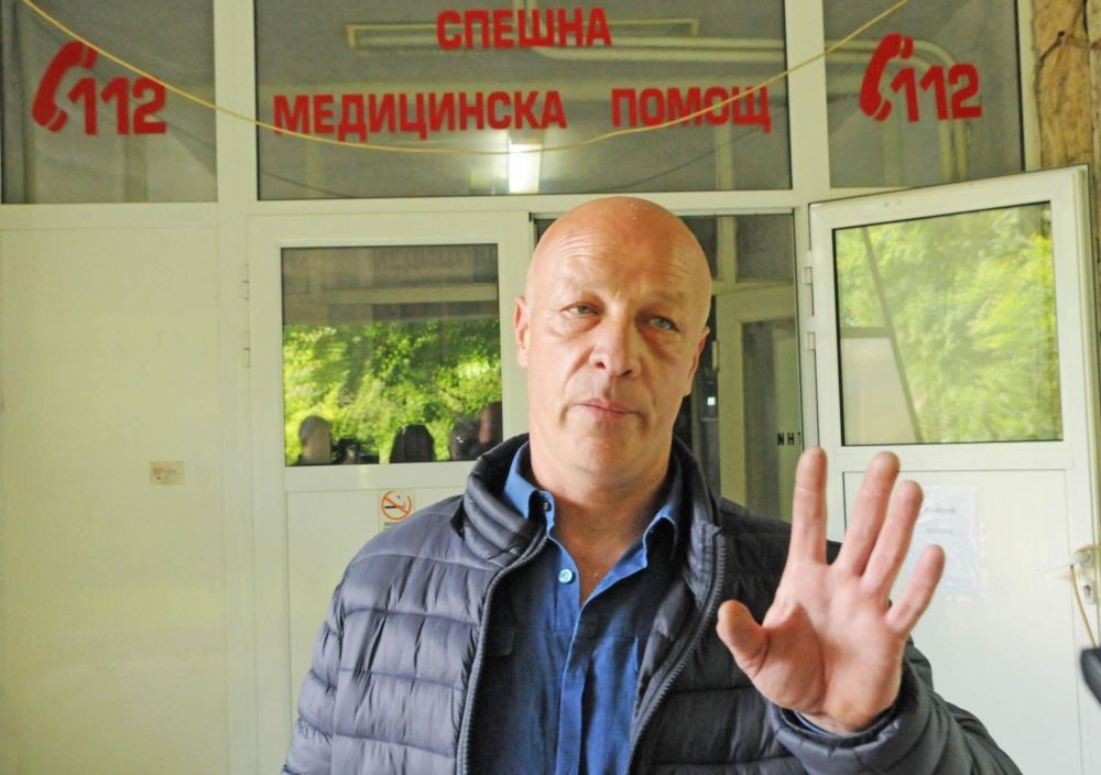 Роднина на починал пациент наби доктор от спешното, потроши шоковата зала (СНИМКИ)