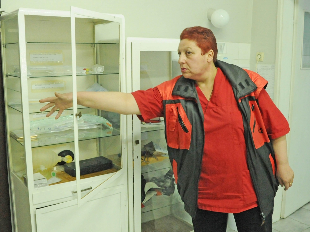 Роднина на починал пациент наби доктор от спешното, потроши шоковата зала (СНИМКИ)