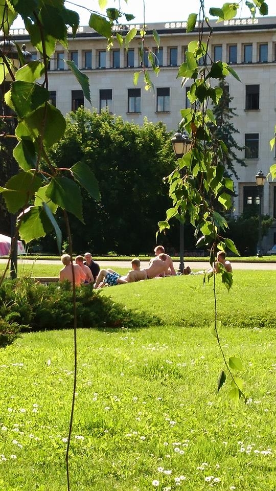 В очакване на лятото: Група младежи се разхвърляха на метри от президентството (СНИМКИ)