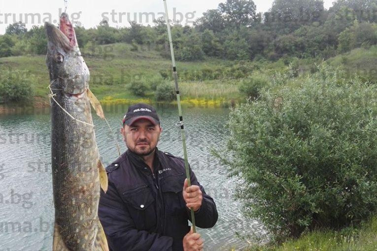 Кирил Чакъров от Самораново накара 3,5-килограмова щука сама да излезе на брега 