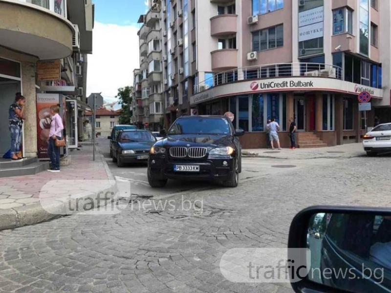 Няма друг такъв наглец! Паркира и двете си БМВ-та безобразно (СНИМКИ)