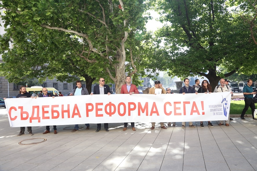 Кърлежи пред президентството: 15 дежурни протестъри на маргинално „активно мероприятие” срещу държавата