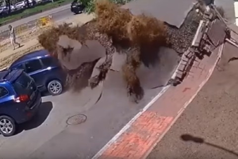Зрелищно ВИДЕО от Киев! Земята се разтвори и стана страшно!