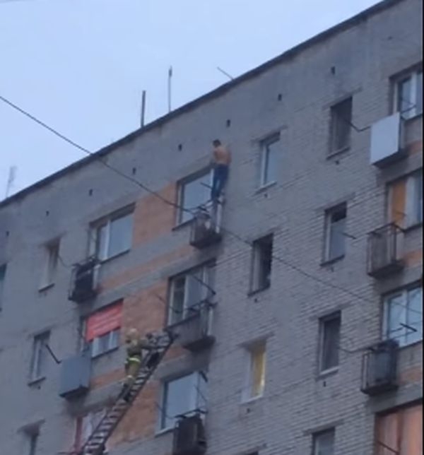 Брутално ВИДЕО: Екстремен нудист три часа вися гол от деветия етаж на Димитровгадски блок, а после се случи страшното