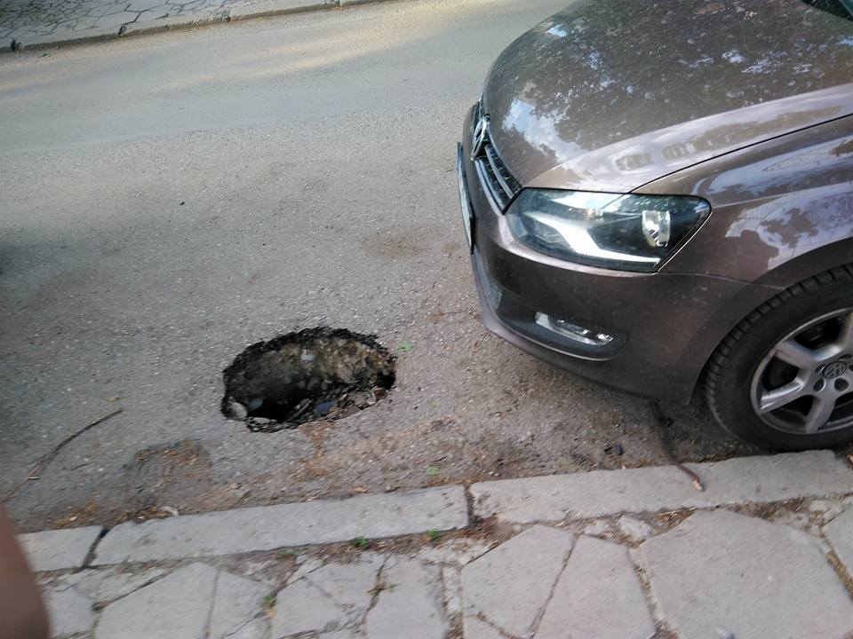 Само в БЛИЦ! Дупка "погълна" мъж в столичния ж. к. "Гео Милев" (СНИМКИ)