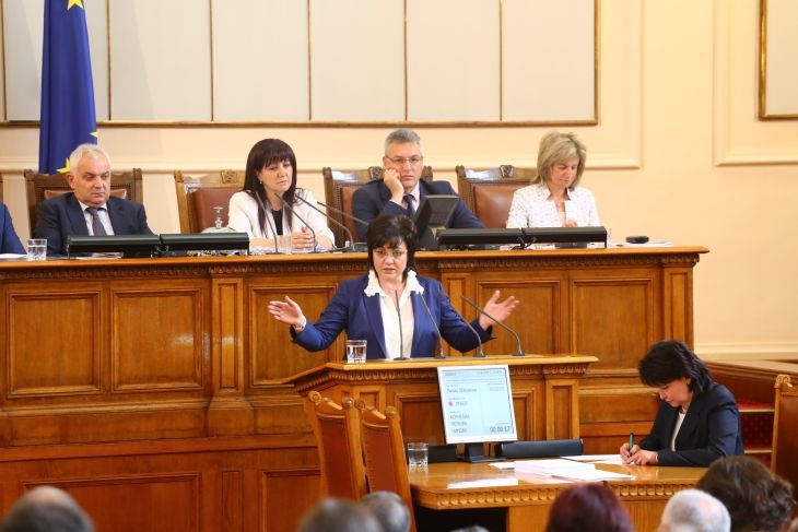 Нинова забърка и Меркел в скандала с нацистките символи, иска от нея да...