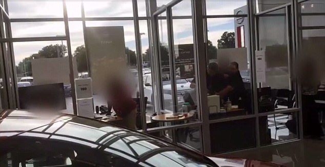 Разтърсващо ВИДЕО! Ловци на глави и престъпник се разстрелват смъртоносно едни-други в автокъща (18+)