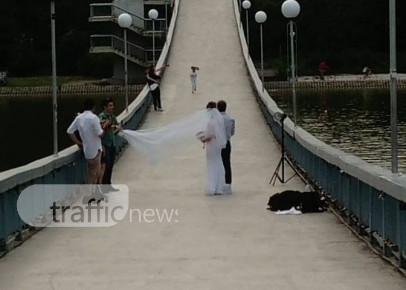 Младоженци си подариха фотосесия на Моста на влюбените на Пловдивската Гребна (СНИМКИ)