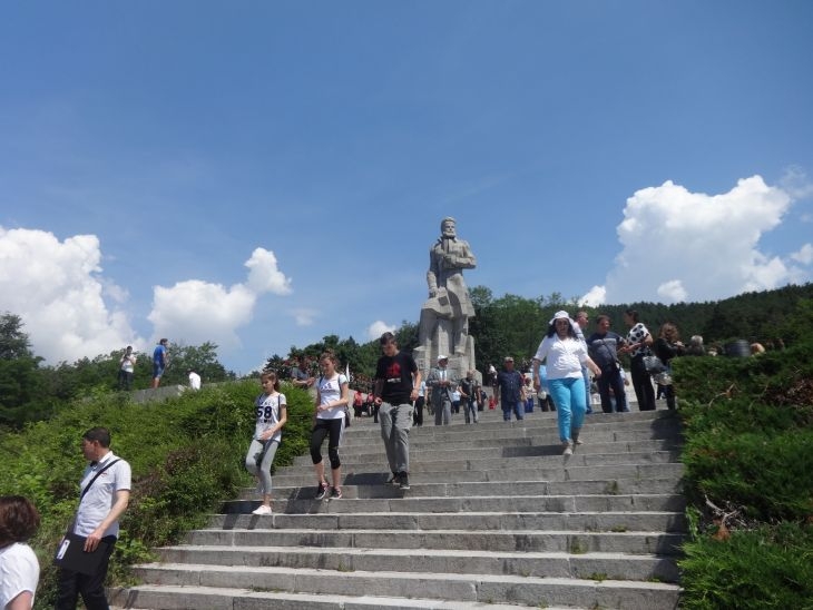 Ренета Инджова на колене пред Ботев в Калофер (СНИМКИ)
