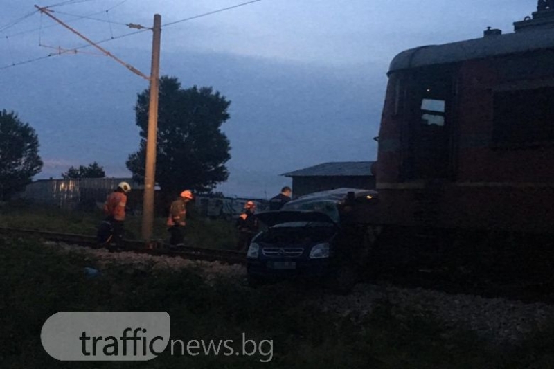 Влак смаза зверски кола на път за морето, шофьорът е в шокова зала, в много тежко състояние (СНИМКИ)
