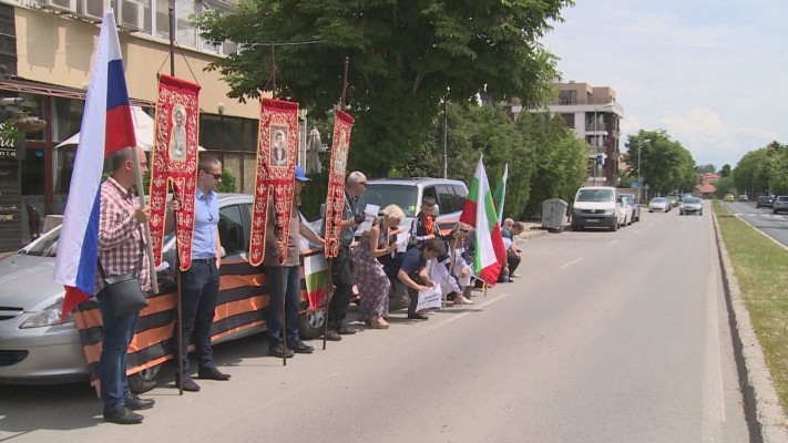 Българи под руски флаг подкрепиха с протест сънародниците ни в Украйна (СНИМКИ)