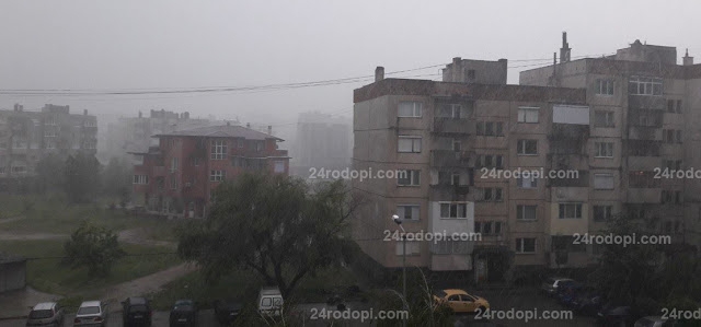 Мощна гръмотевична буря връхлетя Кърджали, улиците се превърнаха в реки (СНИМКИ/ВИДЕО)