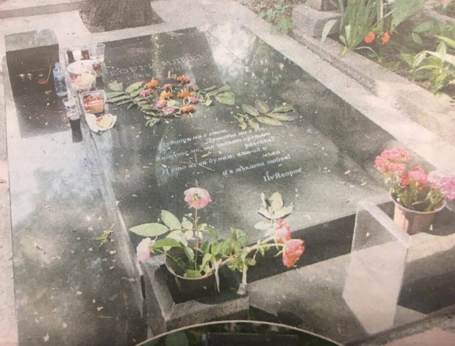 Почетоха боса на ВИС-2 с уиски и череши за Задушница, само изкуствени цветя за Тато (СНИМКИ)
