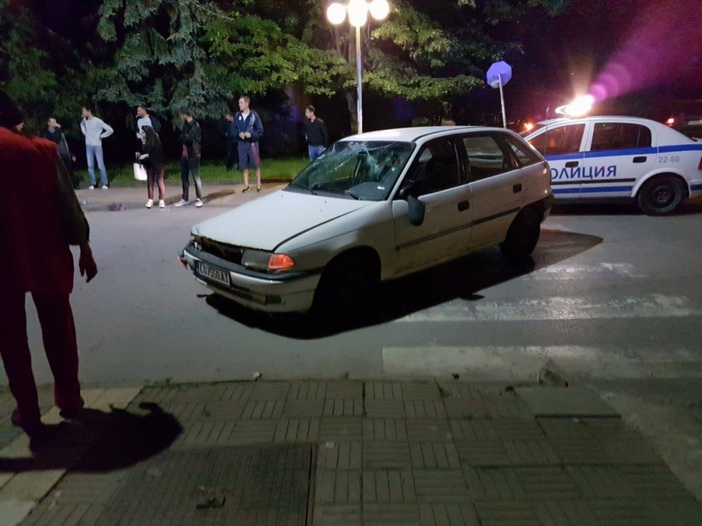 Среднощен кошмар в Ботевград! Скутер без табели се натресе в "Опел", има тежко пострадал (СНИМКИ)