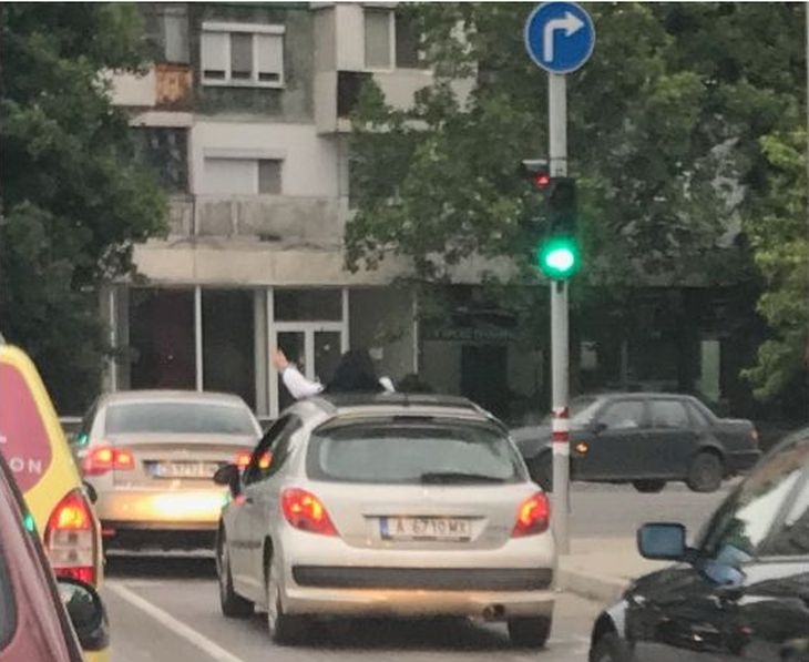 Баловете свършиха, но не и простотиите по бургаските улици (СНИМКА)