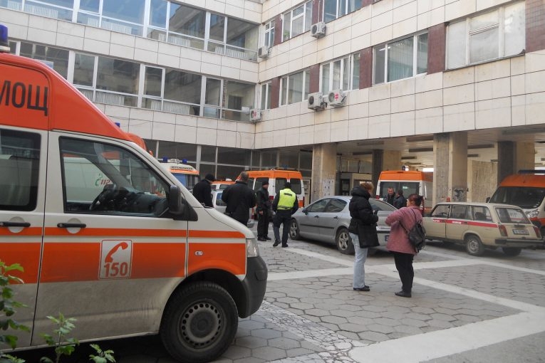 Драма в Благоевград! Кръв оплиска баничарница, мъж извади нож и...
