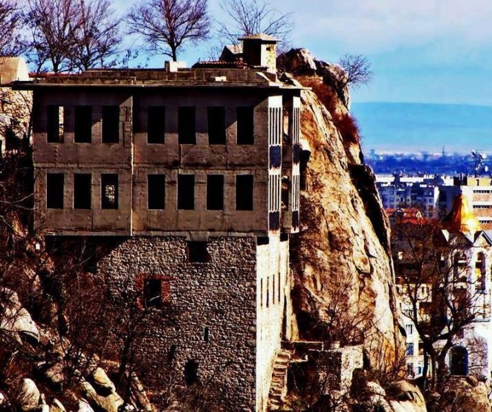 Сградата, кацнала на това тепе, наричат днес Бункера, но преди повече от 200 години... (СНИМКА)
