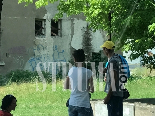 Пред центъра за наркомани в Благоевград е тежко! Психопато, Лепичо и компания чакат за метадон, пълно е със спринцовки (СНИМКИ)