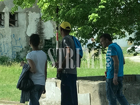 Пред центъра за наркомани в Благоевград е тежко! Психопато, Лепичо и компания чакат за метадон, пълно е със спринцовки (СНИМКИ)