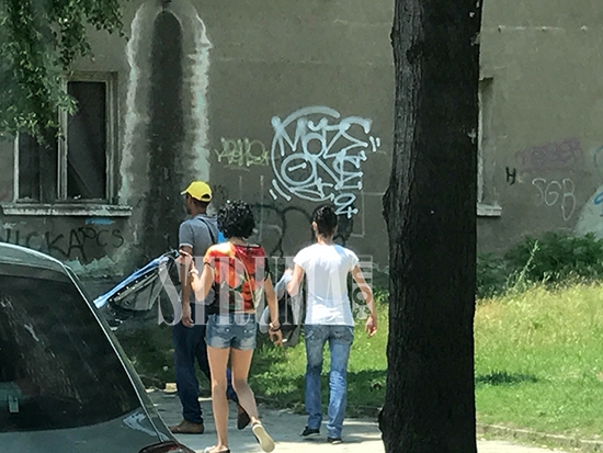 Пред центъра за наркомани в Благоевград е тежко! Психопато, Лепичо и компания чакат за метадон, пълно е със спринцовки (СНИМКИ)